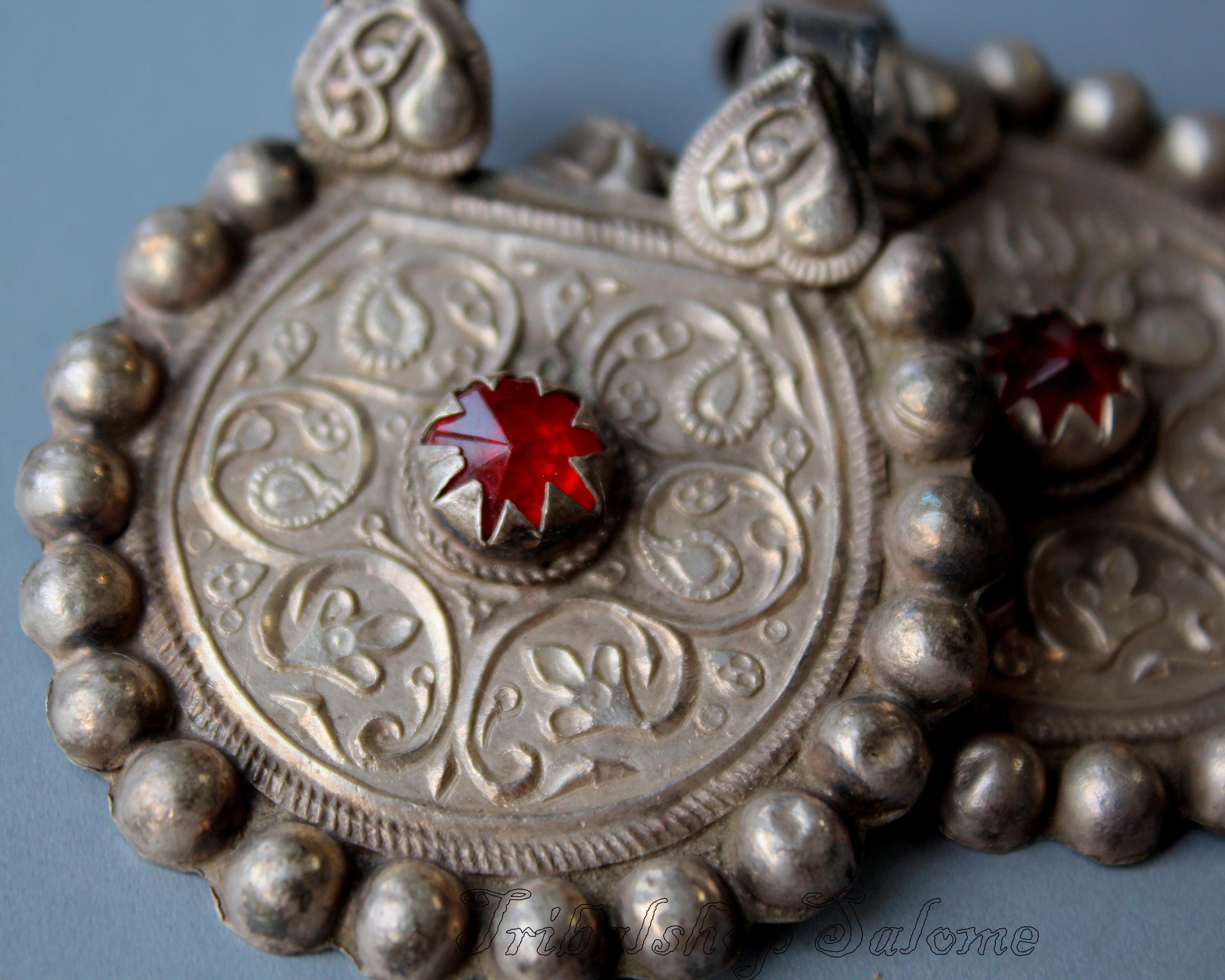 赤いガラスの石が付いたカシミール産の古い銀のペンダントのペア、中央