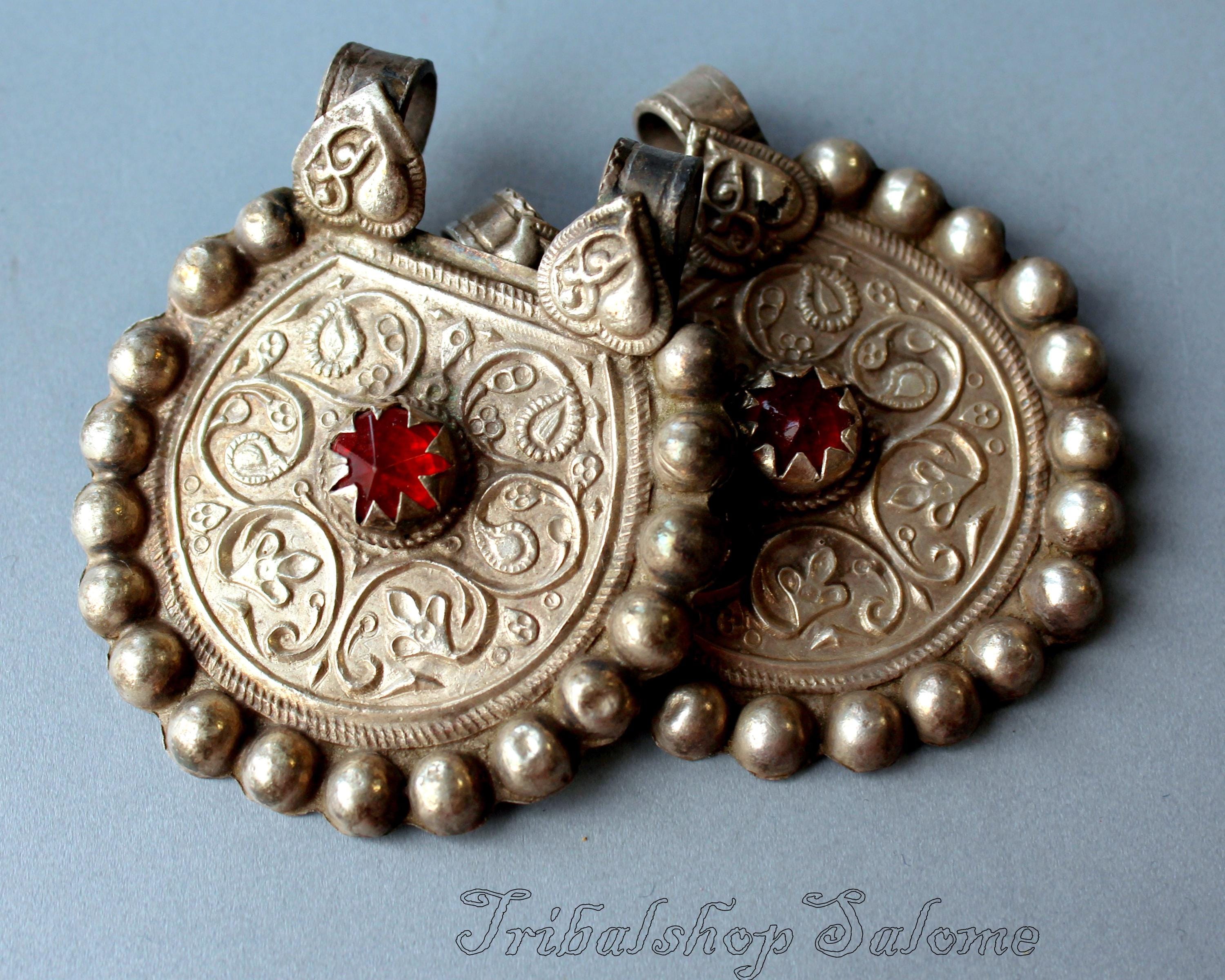 カシミール産の赤いガラス石が付いたアンティークシルバーペンダント