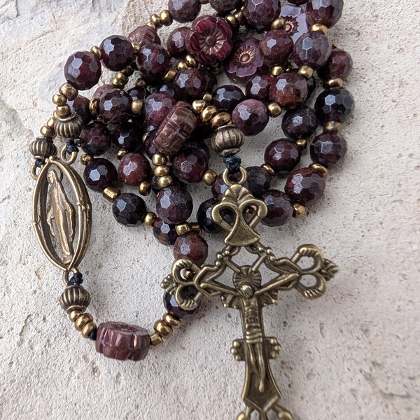 Chapelet rouge fait main, composé de perles de grenat facettées et de perles de verre de Bohême, avec une croix et un médaillon couleur laiton ; 241125.10