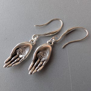 Orecchini a forma di mano di Hamsa placcati in argento con ganci in argento sterling, lunghi 4,3 cm