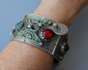 Bracelet marocain berbère en argent avec émail vert et orange En vente