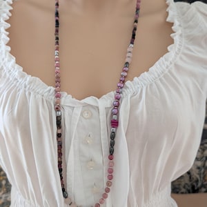 Lange pinke Halskette mit Rhodonit und Süsswasserperlen, Damenhalskette, 85 cm lange Boho Hippie Chic Halskette; 21825.5