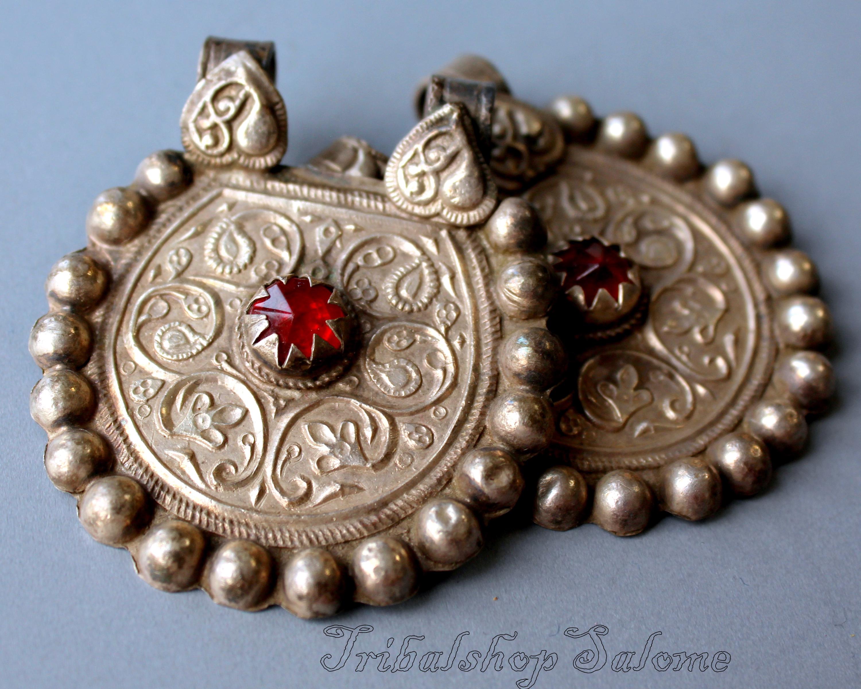 カシミール産の赤いガラス石が付いたアンティークシルバーペンダント