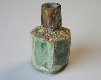 Kleine Glasflasche aus altem römischen Glas, 5 cm hoch, Durchmesser 3 cm; Fl.3