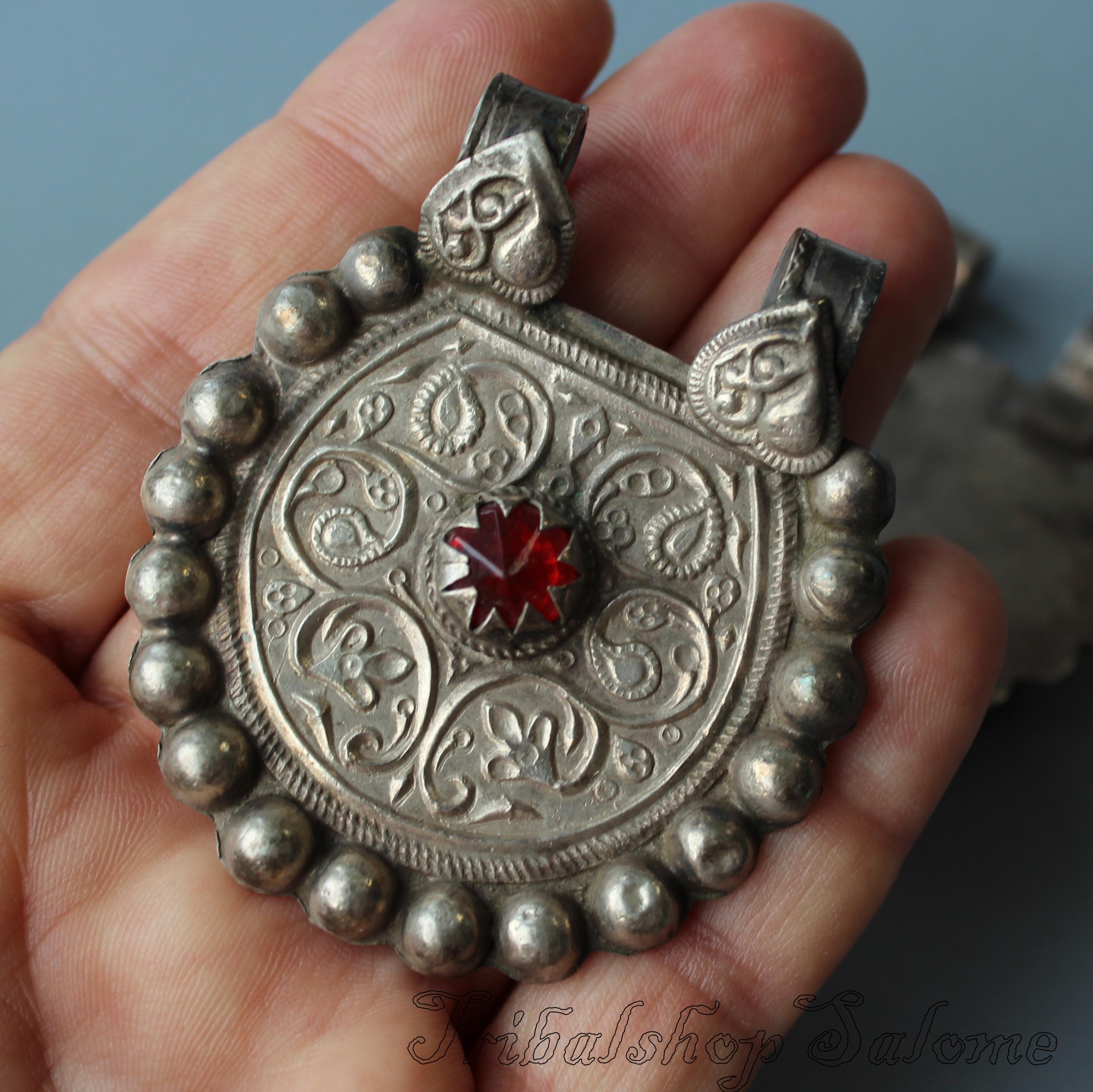 赤いガラスの石が付いたカシミール産の古い銀のペンダントのペア、中央