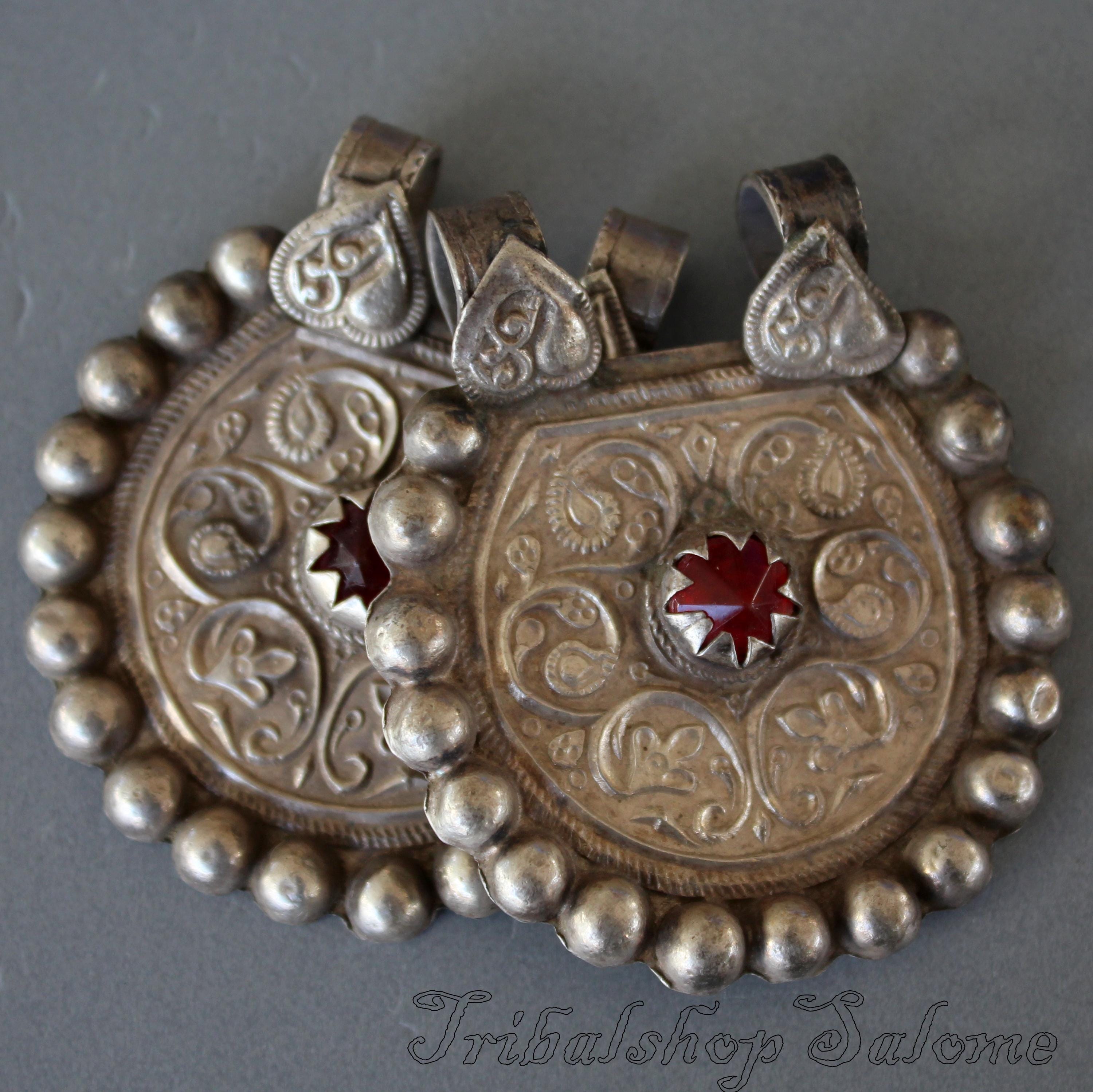 カシミールジュエリー　赤い石のペンダント 赤いガラスの石が付いたカシミール産の古い銀のペンダントのペア、中央