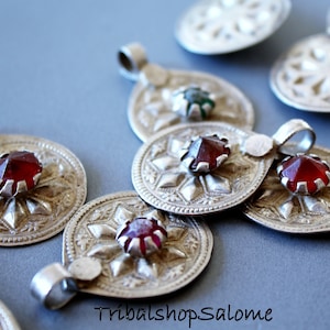 Old Swati Sterling Silver Pendant with Red or Green Glass Jewel, Sold by piece, 35 mm long, 5 g, Tribal Jewelry DIY