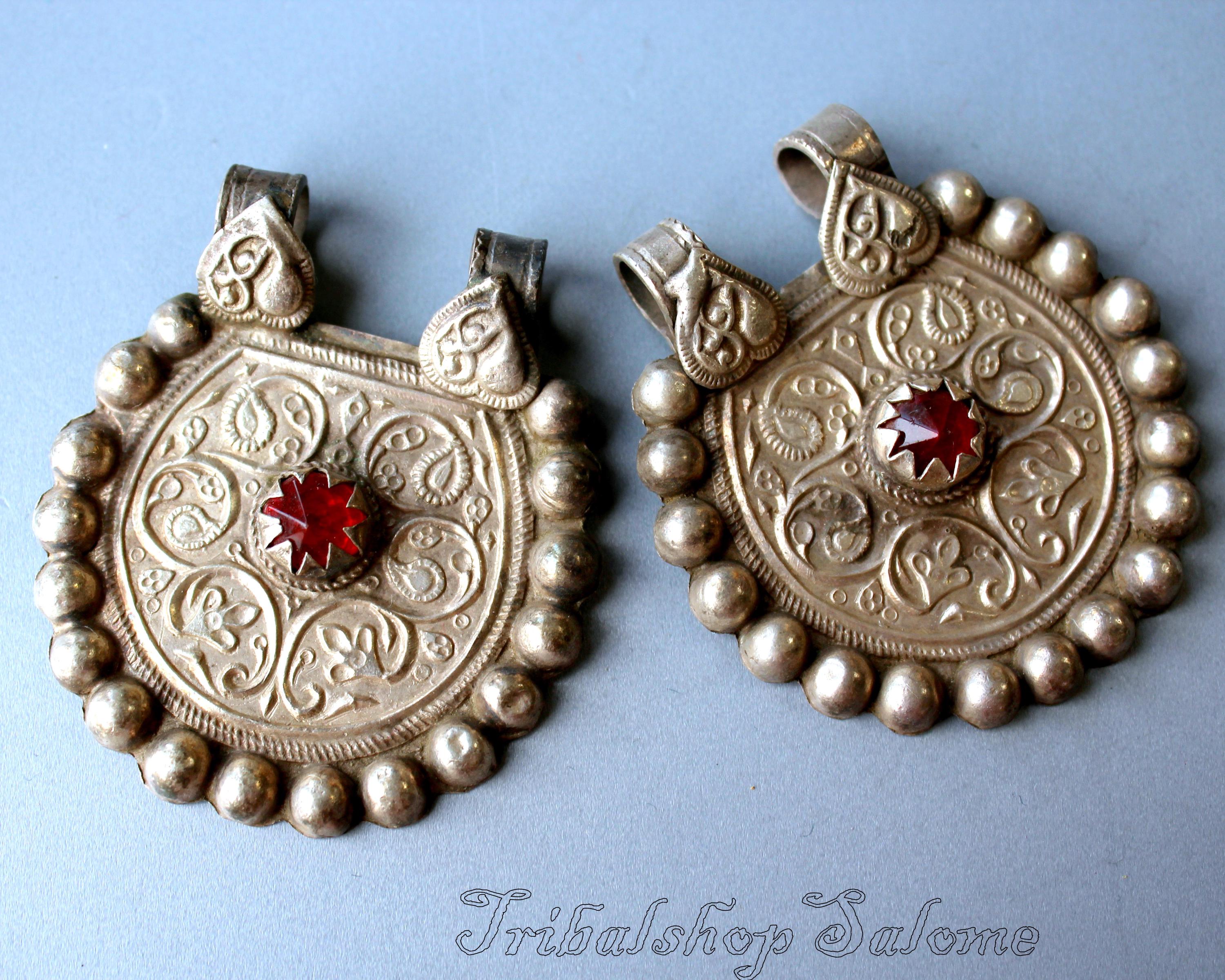 赤いガラスの石が付いたカシミール産の古い銀のペンダントのペア、中央