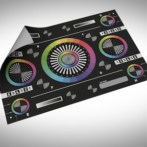 Op de afbeelding: Een zwart-witte testkaart met een regenboogkleurenwiel in het midden. De kaart wordt gebruikt voor camera-kalibratie en -testen.