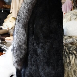 Estilo y elegancia atemporales: un precioso abrigo de piel de conejo negro azabache con un increíble ribete de piel de zorro. imagen 7