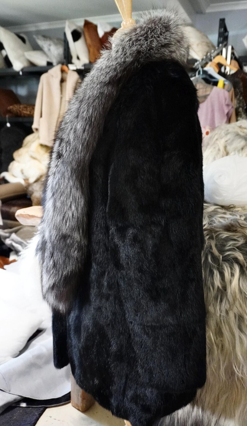 Estilo y elegancia atemporales: un precioso abrigo de piel de conejo negro azabache con un increíble ribete de piel de zorro. imagen 7