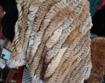 Natuurlijk bruin - natuurlijk warm - een prachtige poncho van konijnenbont