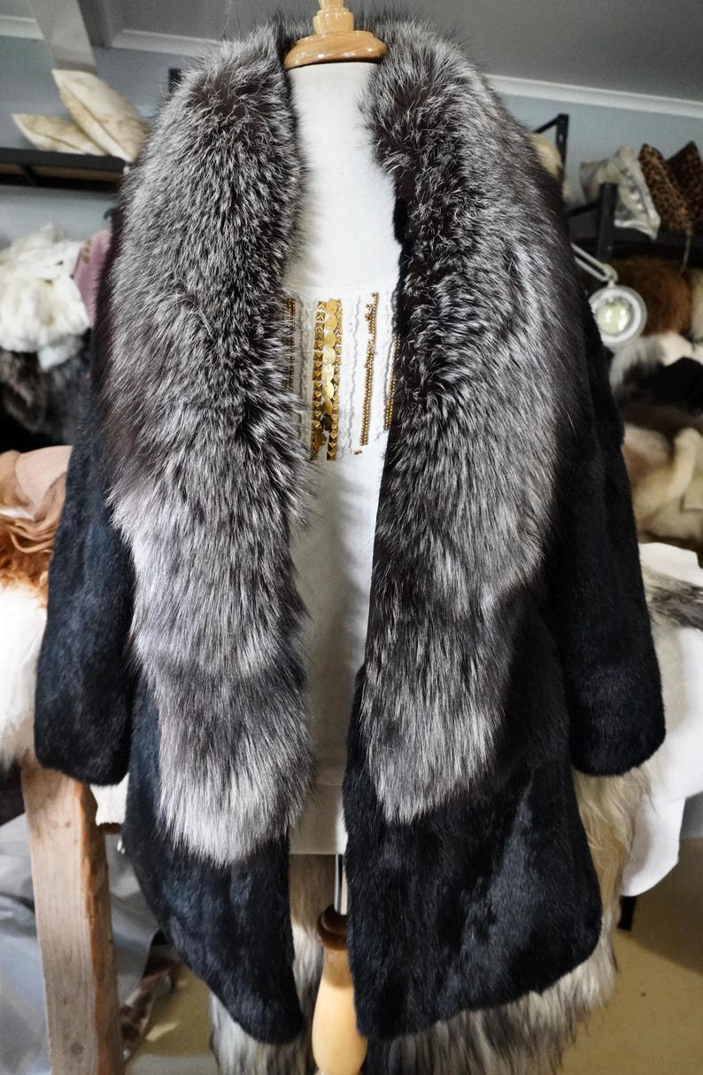 Estilo y elegancia atemporales: un precioso abrigo de piel de conejo negro azabache con un increíble ribete de piel de zorro. imagen 2