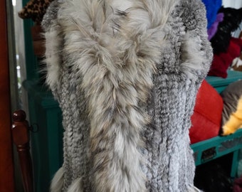 Un impresionante chaleco de piel de conejo gris natural. Se puede hacer a medida.