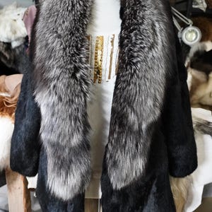 Estilo y elegancia atemporales: un precioso abrigo de piel de conejo negro azabache con un increíble ribete de piel de zorro. imagen 1