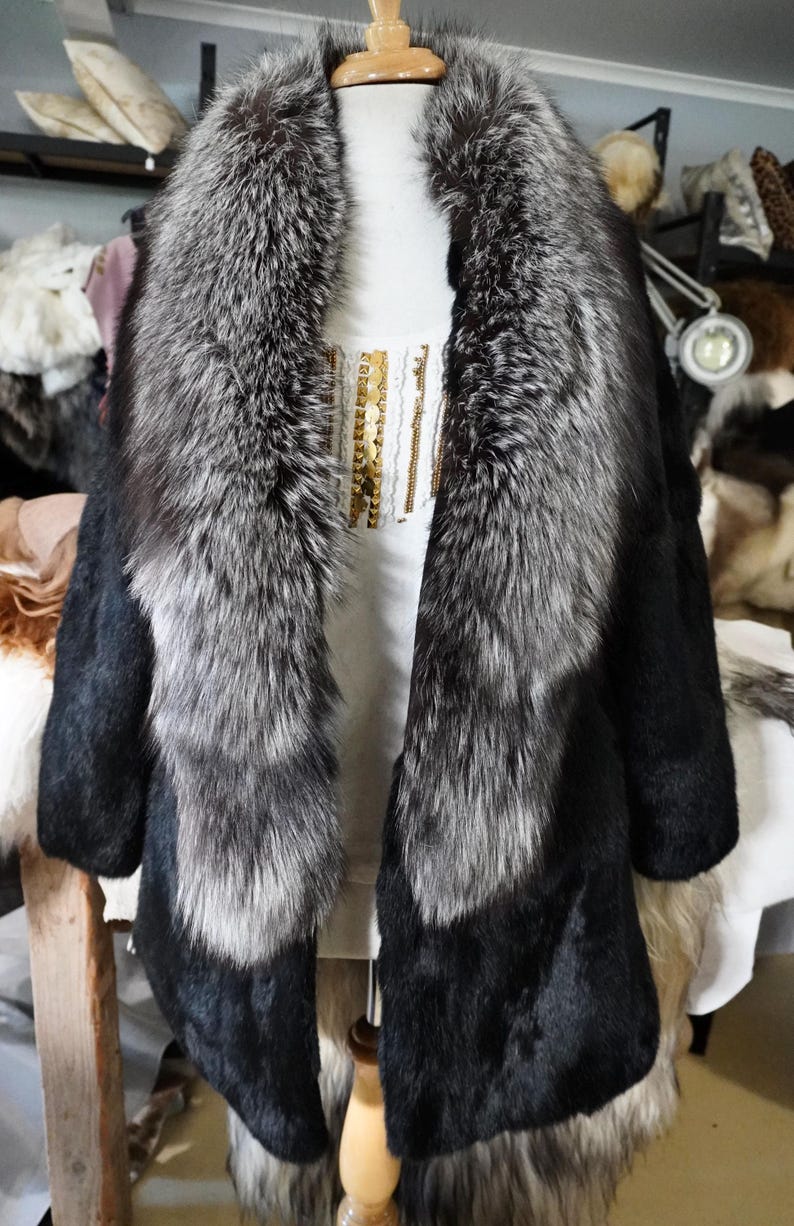 Estilo y elegancia atemporales: un precioso abrigo de piel de conejo negro azabache con un increíble ribete de piel de zorro. imagen 1