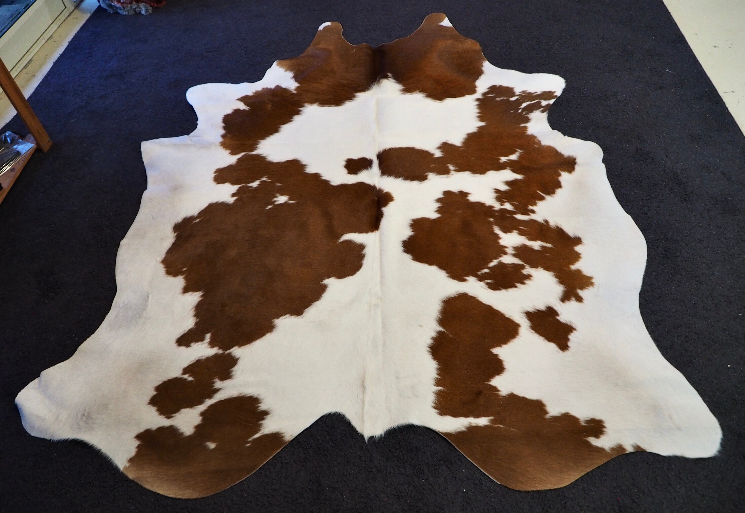 Una encantadora alfombra clásica de cuero de vaca marrón y Etsy