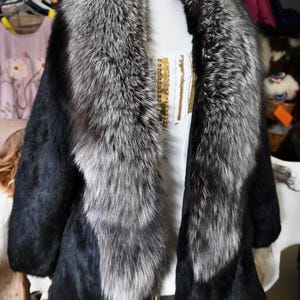 Estilo y elegancia atemporales: un precioso abrigo de piel de conejo negro azabache con un increíble ribete de piel de zorro. imagen 4