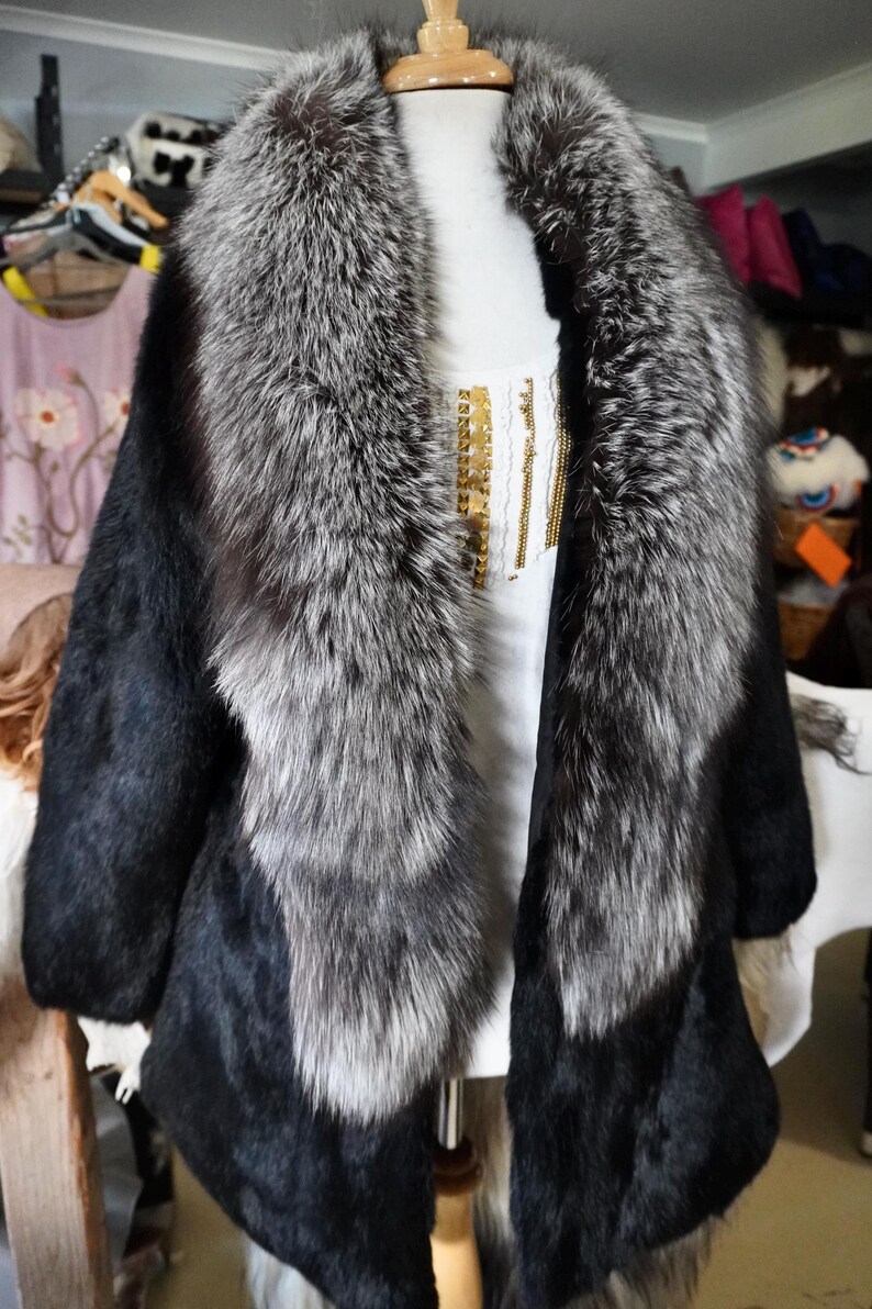 Estilo y elegancia atemporales: un precioso abrigo de piel de conejo negro azabache con un increíble ribete de piel de zorro. imagen 4
