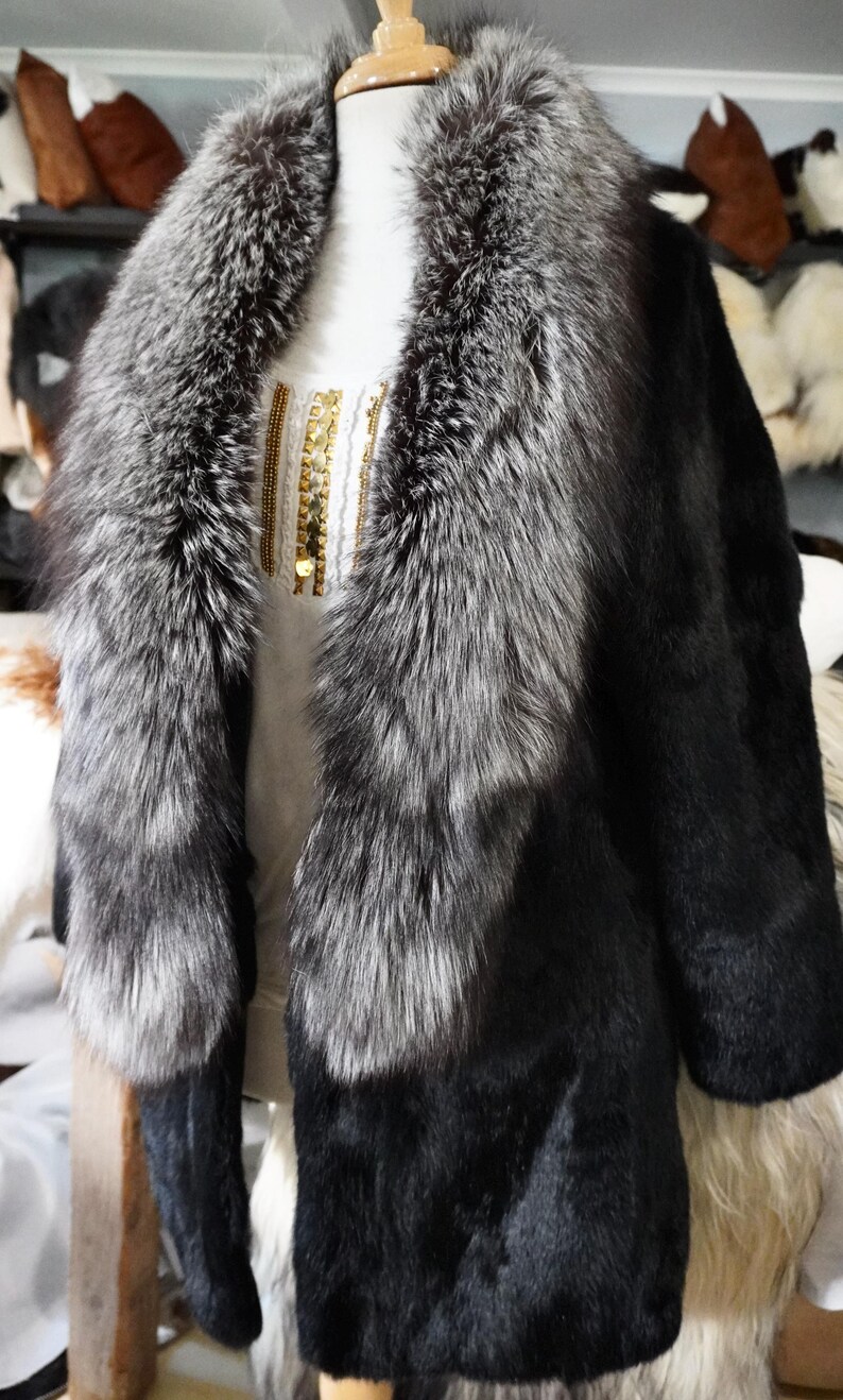 Estilo y elegancia atemporales: un precioso abrigo de piel de conejo negro azabache con un increíble ribete de piel de zorro. imagen 3