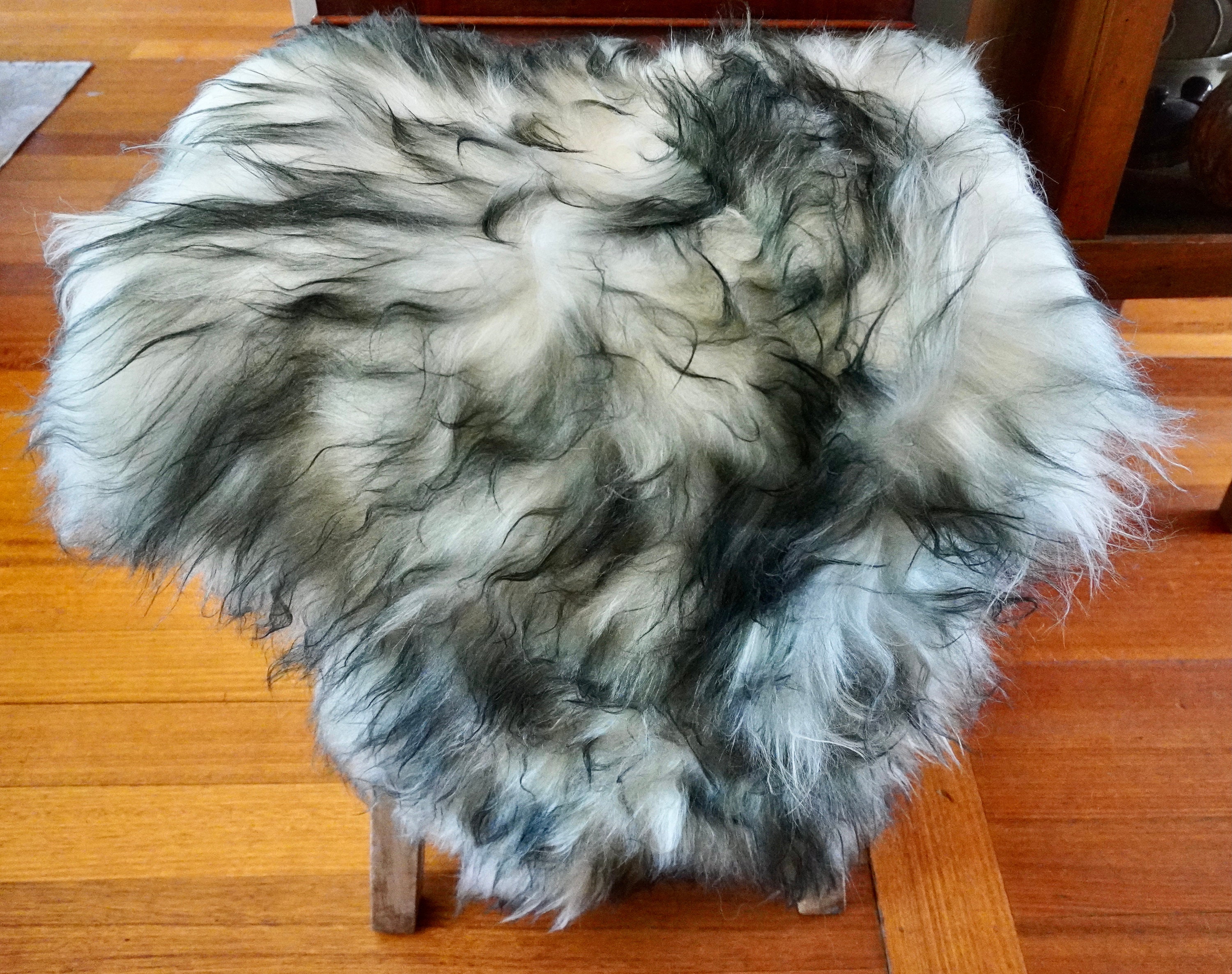 美しいダークティップのアイスランド産ロングウールシープスキンラグ