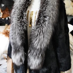 Estilo y elegancia atemporales: un precioso abrigo de piel de conejo negro azabache con un increíble ribete de piel de zorro. imagen 6