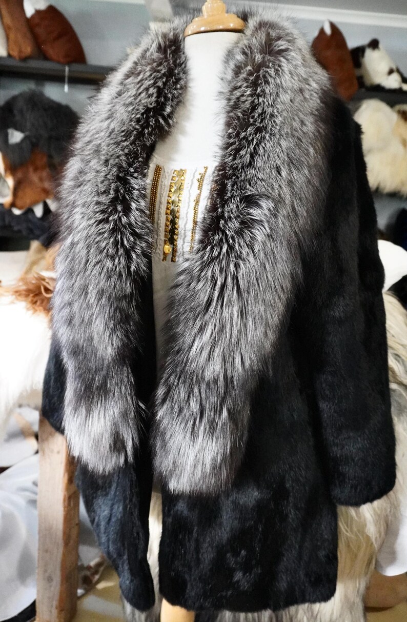 Estilo y elegancia atemporales: un precioso abrigo de piel de conejo negro azabache con un increíble ribete de piel de zorro. imagen 6