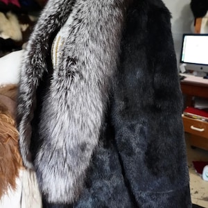 Estilo y elegancia atemporales: un precioso abrigo de piel de conejo negro azabache con un increíble ribete de piel de zorro. imagen 9