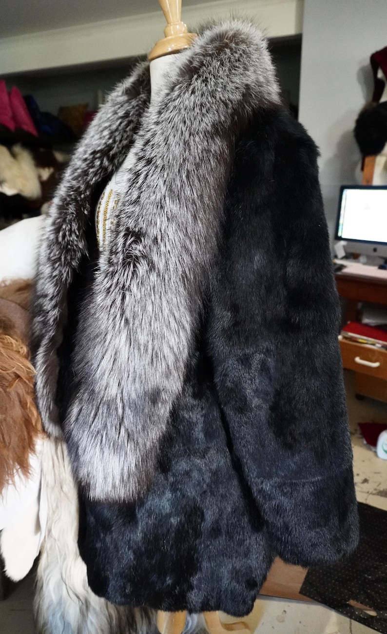 Estilo y elegancia atemporales: un precioso abrigo de piel de conejo negro azabache con un increíble ribete de piel de zorro. imagen 9