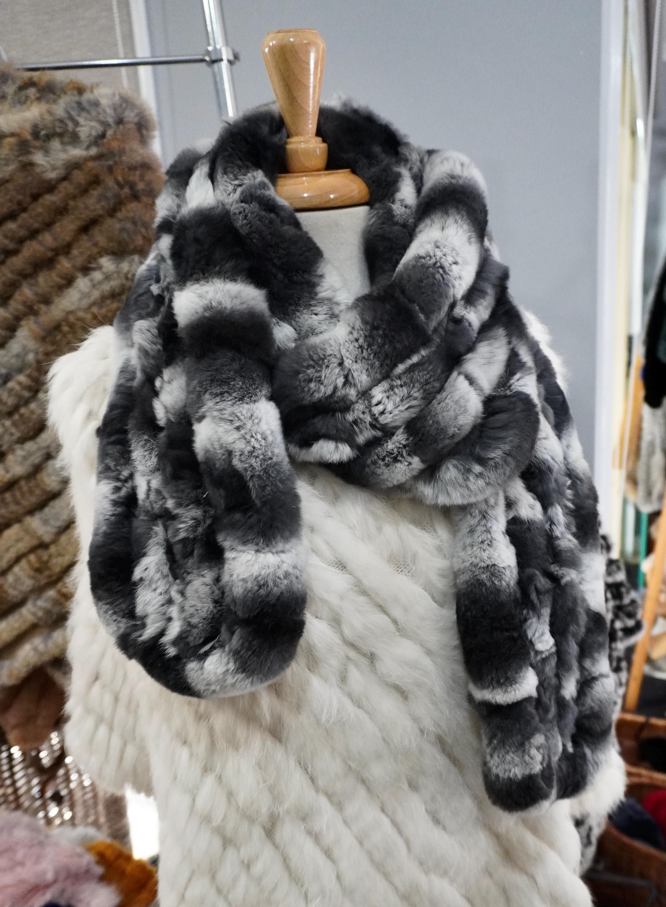 極厚、極柔らか、そして極長 - 美しいブラックとグレーの色合い