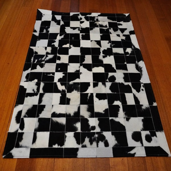 Fresh as A Daisy - Un beau tapis en peau de vache patchwork noir et blanc