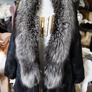 Estilo y elegancia atemporales: un precioso abrigo de piel de conejo negro azabache con un increíble ribete de piel de zorro. imagen 5