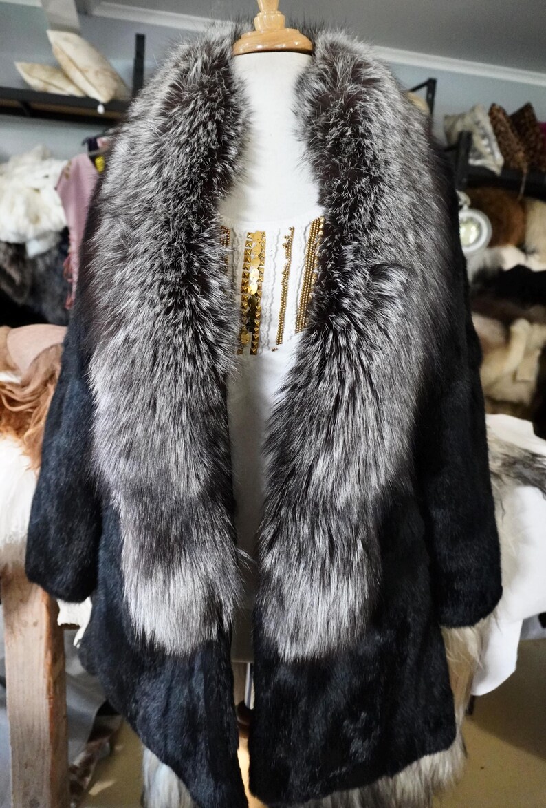 Estilo y elegancia atemporales: un precioso abrigo de piel de conejo negro azabache con un increíble ribete de piel de zorro. imagen 5