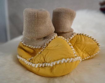 Maravillosos botines de bebé de piel de oveja de color amarillo brillante, súper suaves y cálidos, zapatos de cuna que se mantienen en su lugar.