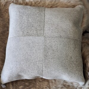 Precioso cojín de piel de vaca de 50 cm cuadrados con cuatro parches en gris acero suave