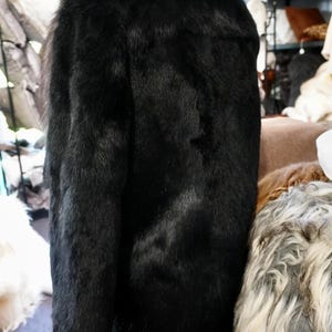 Estilo y elegancia atemporales: un precioso abrigo de piel de conejo negro azabache con un increíble ribete de piel de zorro. imagen 8