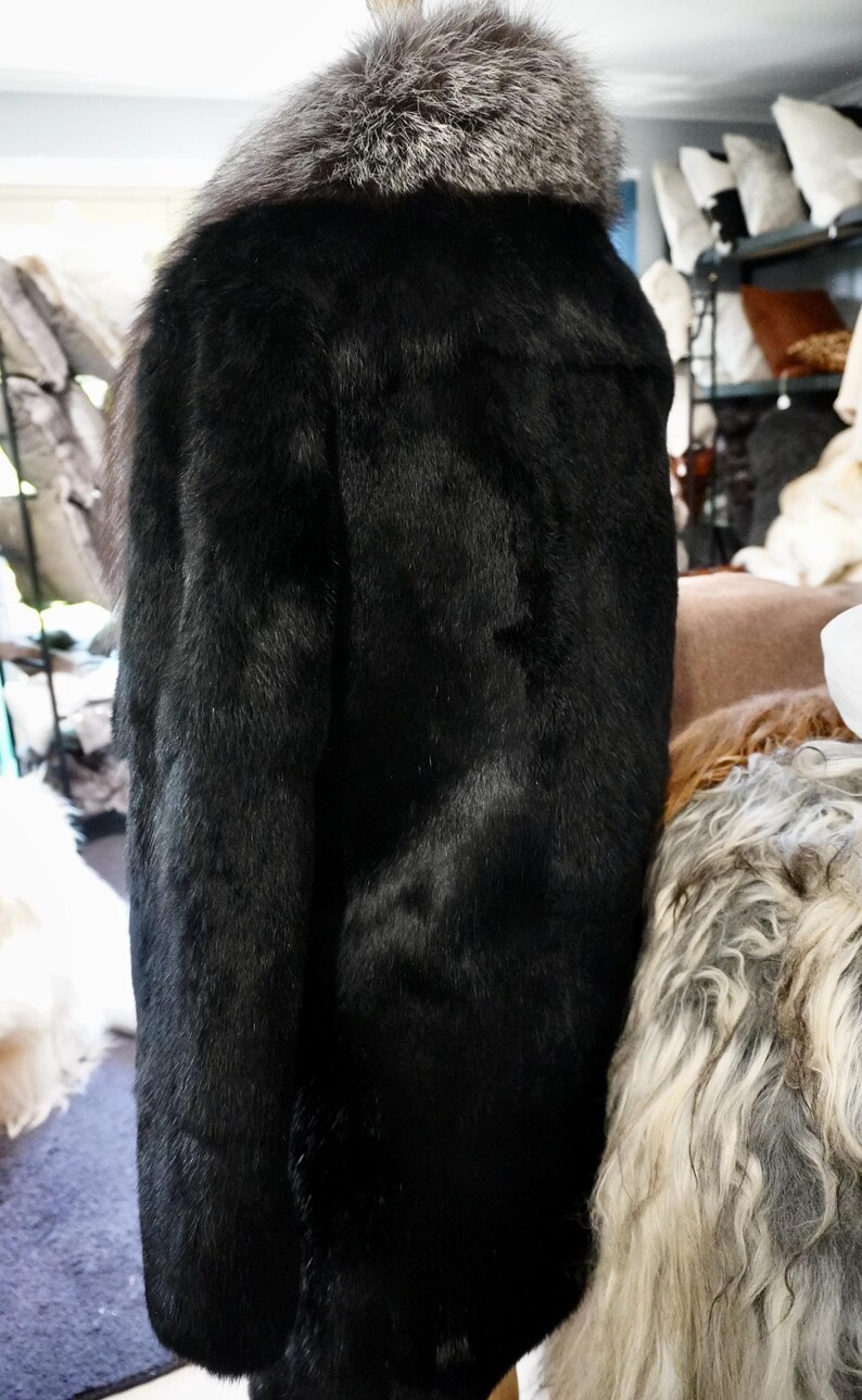 Estilo y elegancia atemporales: un precioso abrigo de piel de conejo negro azabache con un increíble ribete de piel de zorro. imagen 8