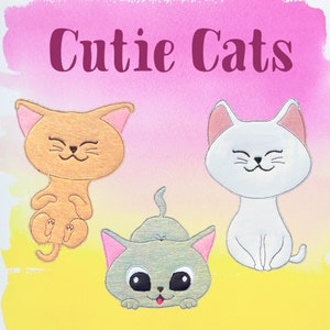 Könnte beinhalten: Drei Comic-Katzen mit unterschiedlichem Fell. Die oberste Katze ist orange mit rosa Ohren und einem weißen Gesicht. Die mittlere Katze ist grau mit rosa Ohren und einem weißen Gesicht. Die unterste Katze ist weiß mit rosa Ohren und einem weißen Gesicht. Der Text "Cutie Cats" ist in rosa Buchstaben oben im Bild geschrieben.