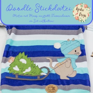 Può includere: Una maglietta a righe blu e grigie con un ricamo di un gatto che tira una slitta con un albero di Natale. Il testo "Doodle Stickdatei" e "Kippee Design" è visibile sulla maglietta.