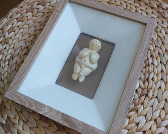 Primalbeasts Venus of Willendorf (framed display) - Figurine, Statue Museum Replica - Archaeology