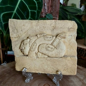 Primalbeasts Chamán Maya, estatuilla en bajorrelieve - Réplica - Mesoamérica - Arqueología