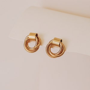 Gold Circle Stud Earrings, Minimalistic gold earrings, Dainty open circle earrings, Gold circle studs earrings, Everyday circle studs