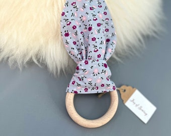 Baby Greifling mit weichen Knisterohren aus Baumwollstoff in hellgrau rosa lila mit kleinen Blümchen Greifring Hasenohren Neu