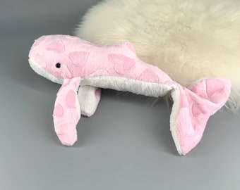 Wal Kuscheltier Plüschwal Bauch Plüsch cremeweiß Flossen Kuschelstoff rosa mit geprägten Herzen 35 cm Stofftier