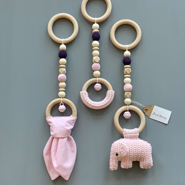 Hübsche Spielbogen Anhänger Babygym Set Anhänger Elefant gehäkelt rosa lila Knisterohr Ring umhäkelt mit Glöckchen Häkelperlen Neu