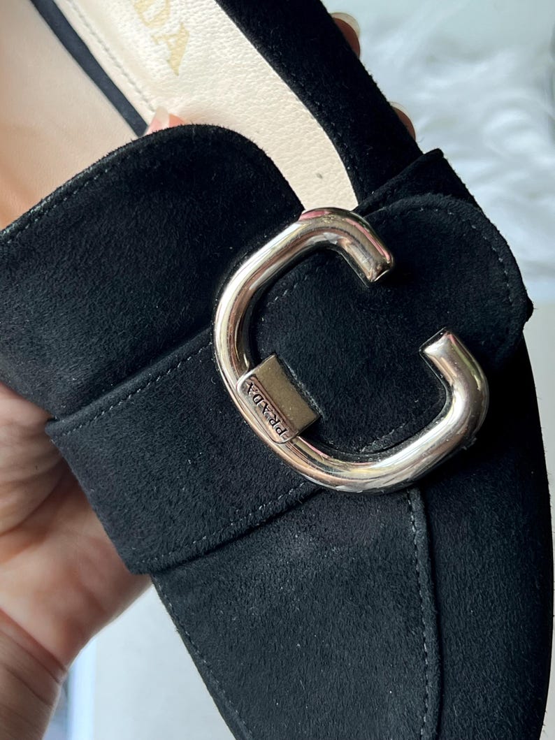 Prada Schwarze Wildleder Loafers EU 38 / US 7.5-8 / UK 5 Made in Italy Blockabsatz Ruhige Luxus Schuhe Bild 8