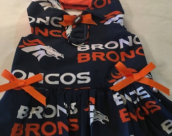 Arnés para perros de los Denver Broncos. Forrado en franela. Se abrocha en el cuello y el pecho. ¡VAMOS BRONCOS!
