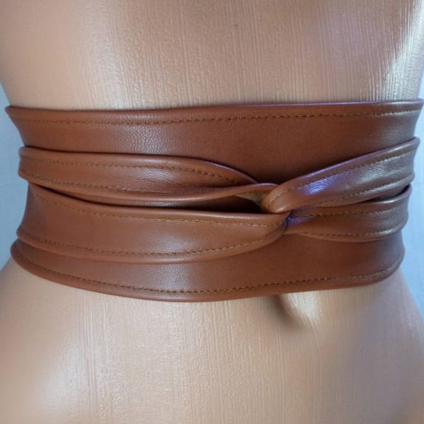 Ceinture obi en cuir marron qui souligne la taille • Ceinture en cuir qui crée une silhouette en sablier • Ceinture corset polyvalente nouée par un nœud