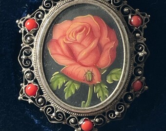 Spilla e pendente con cornice in argento antico con perline di corallo e immagine di rosa