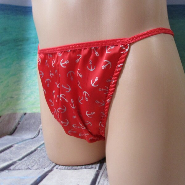 Bikini string en satin rouge Anchors on, devant homme cintré moyen, tailles XXS-5X